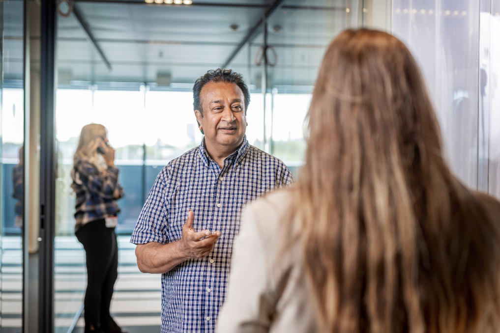 Managementondersteners bij BZ in gesprek. Het werk brengt veel contacten met zich mee