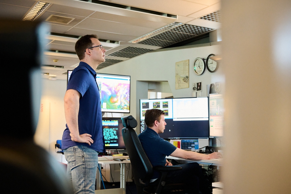 Thijs Terlouw in de weerkamer van het KNMI